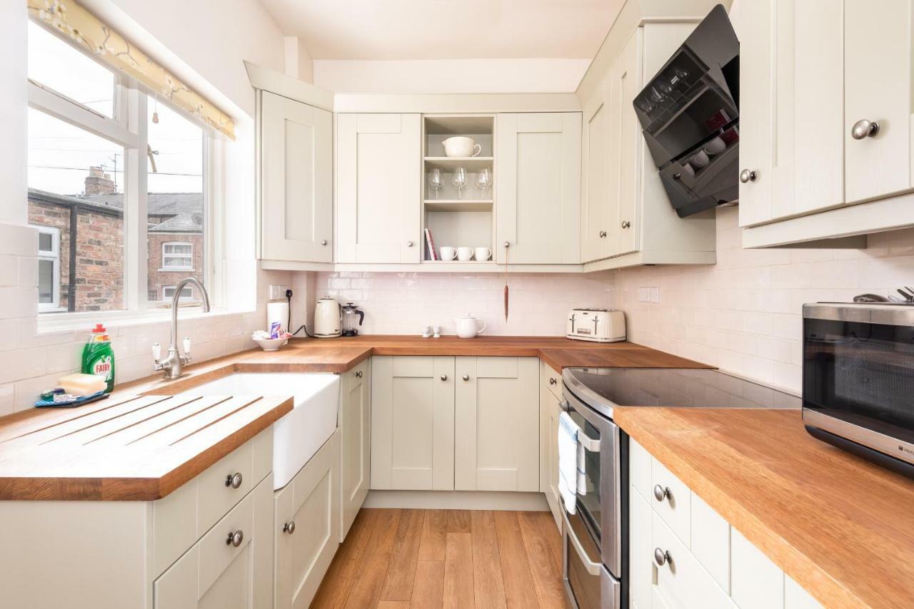 Appartamento Charming Base For 5 Near Bishy Rd Pass The Keys York Esterno foto