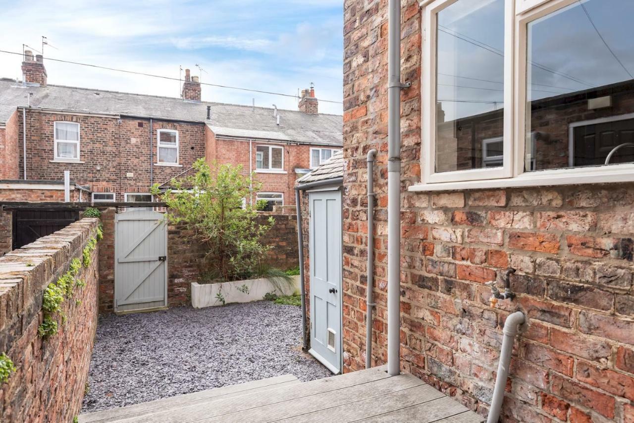 Appartamento Charming Base For 5 Near Bishy Rd Pass The Keys York Esterno foto
