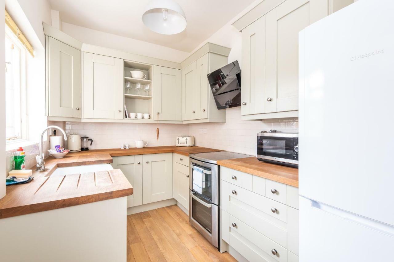 Appartamento Charming Base For 5 Near Bishy Rd Pass The Keys York Esterno foto
